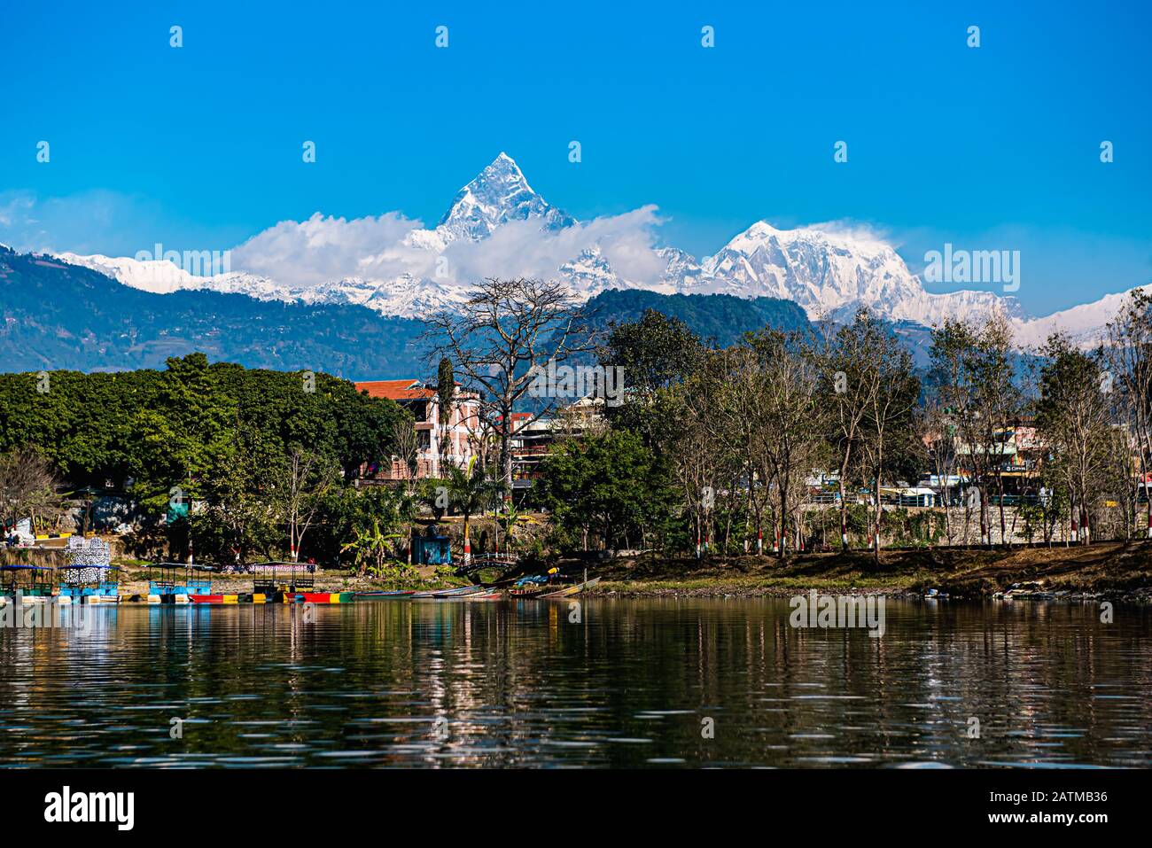 Pokhara, Népal - 22 janvier 2020:Voir à la chaîne de montagnes Annapurna dans le lac de Phewa à Pokhara, au Népal. Banque D'Images