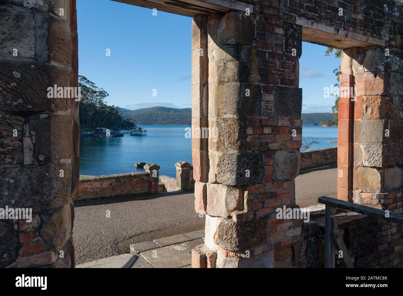 Port Arthur, Australie - 19 juillet 2014 : vue à travers les fenêtres des ruines de la vieille forteresse militaire dans le site historique de Port Arthur Banque D'Images