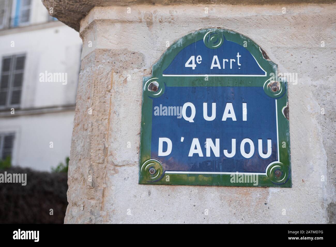 Quai d'anjou, 4ème (4ème, IV) arrondissement, Paris, France, juin 2019. Plaque de rue française en acier vintage authentique ou en métal. Extérieur. Bleu célèbre Banque D'Images