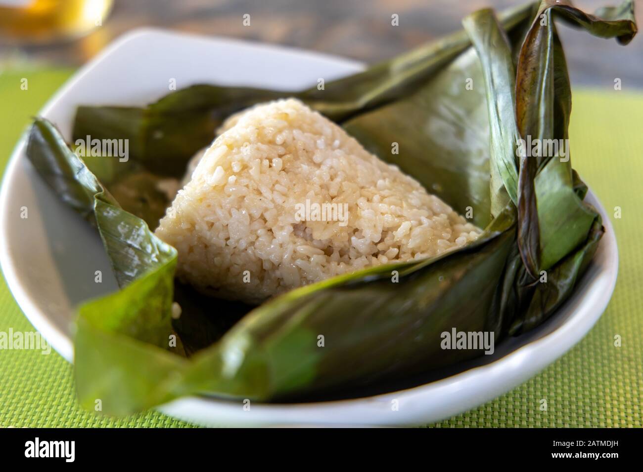 Riz cuit à la vapeur à la banane à l'ail, Philippines Banque D'Images