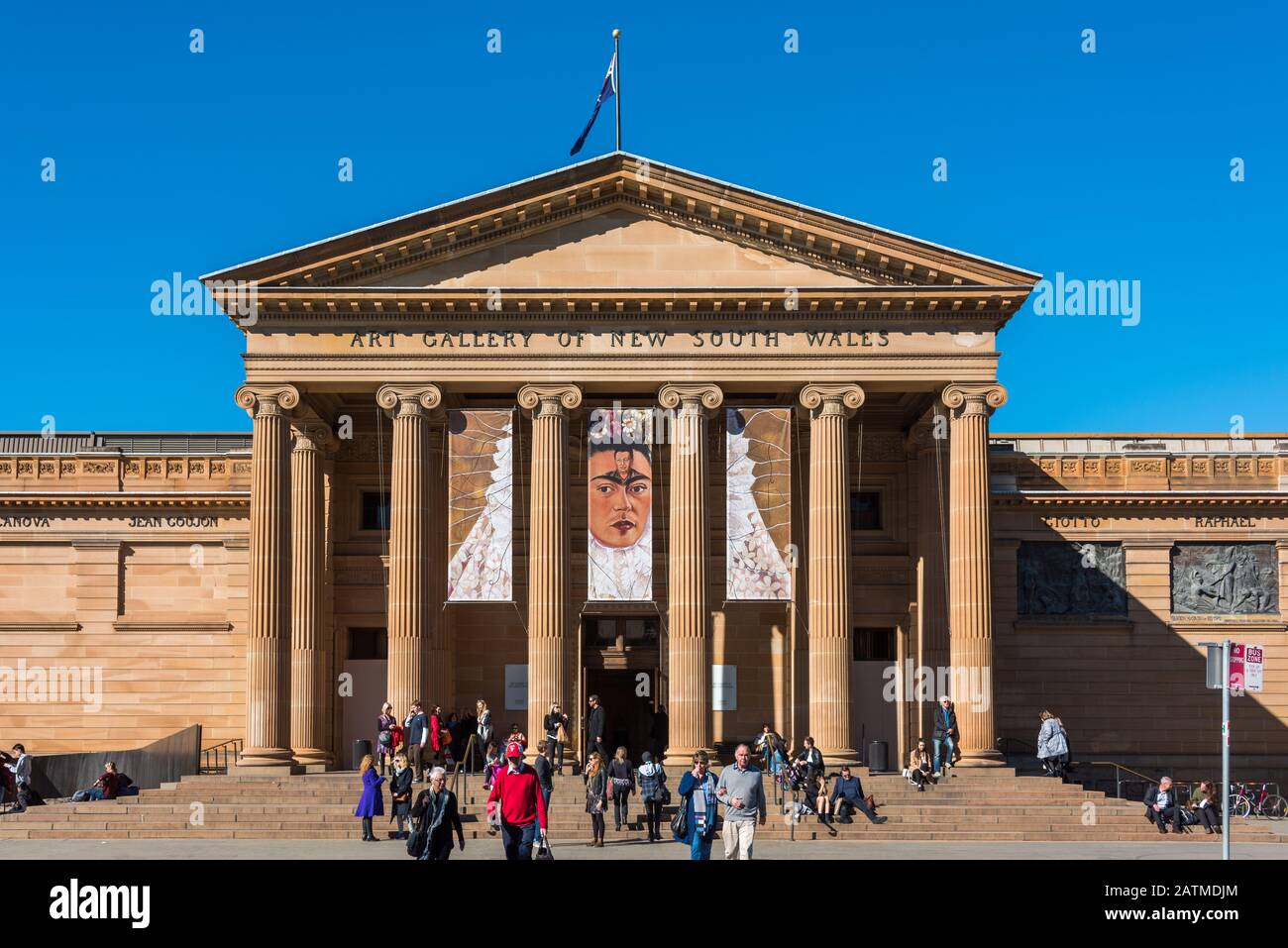 Sydney, Australie - 3 juillet 2016 : galerie d'art de Nouvelle-Galles du Sud avec bannière de l'exposition Frida Kahlo sur sa façade Banque D'Images