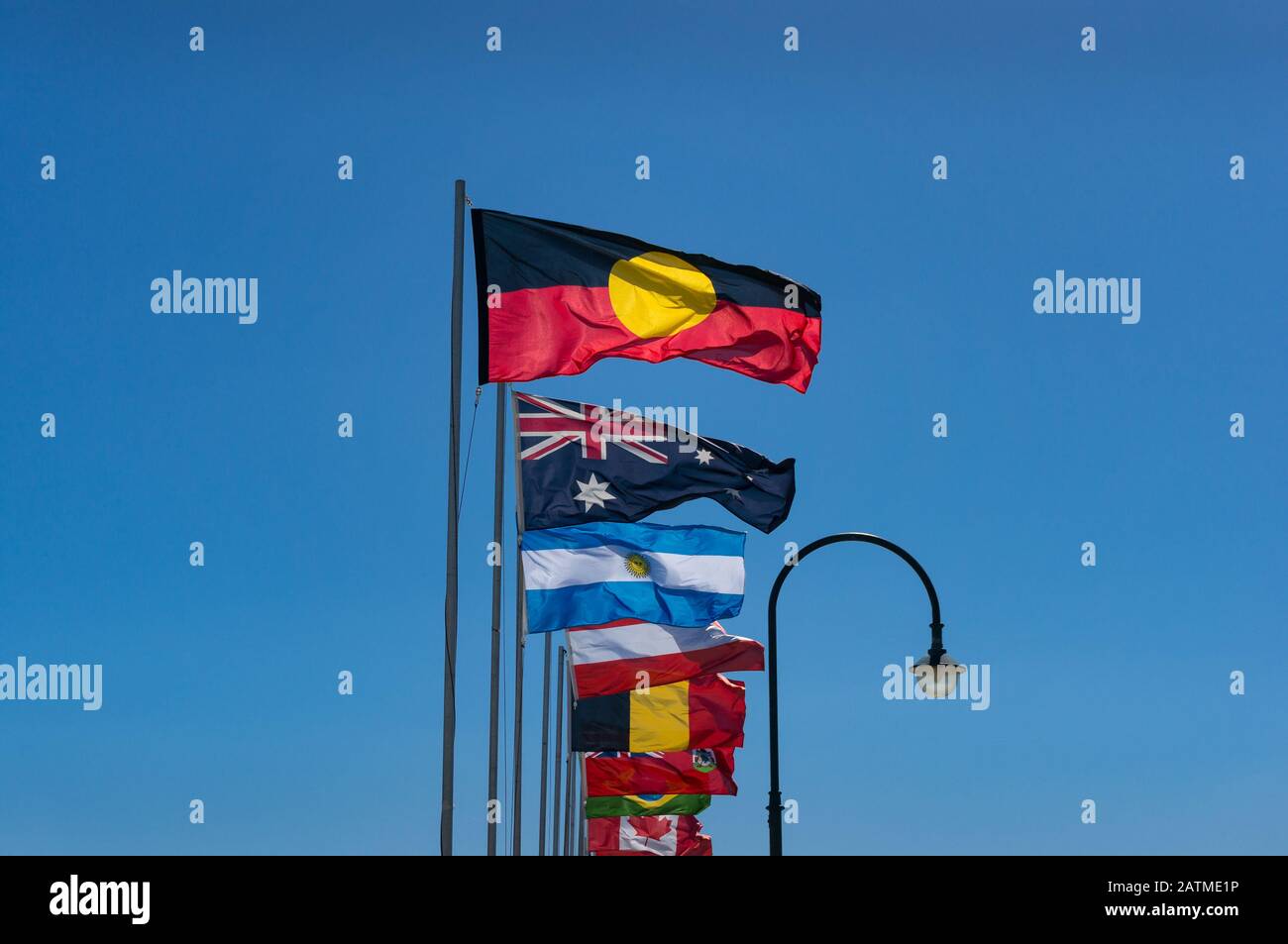 Melbourne, Australie - 7 décembre 2016 : exposition du drapeau aborigène et australien à St Kilda Pier Banque D'Images