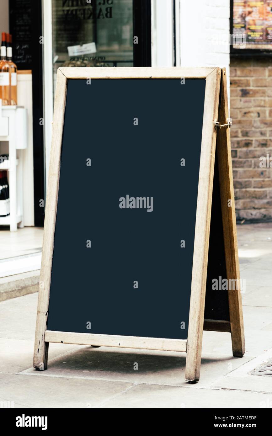 Londres, Royaume-Uni - 15 mai 2019: Tableau noir en bois vierge dans la rue. Publicité au restaurant ou au café. Banque D'Images