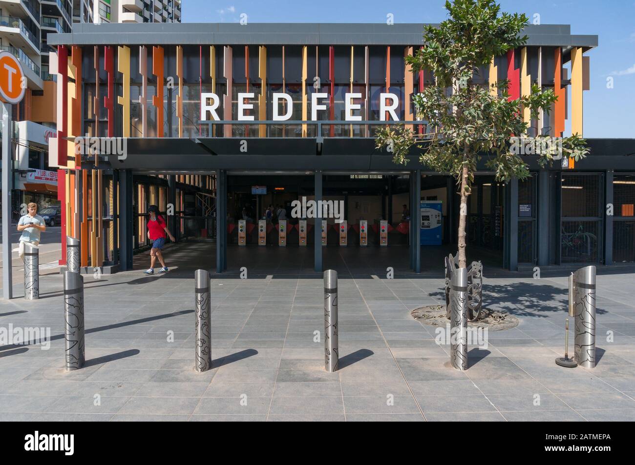 Sydney, Australie - 26 janvier 2020 : façade de la gare de Redfern avec robinet Opal sur le robinet des machines à billets à l'entrée Banque D'Images