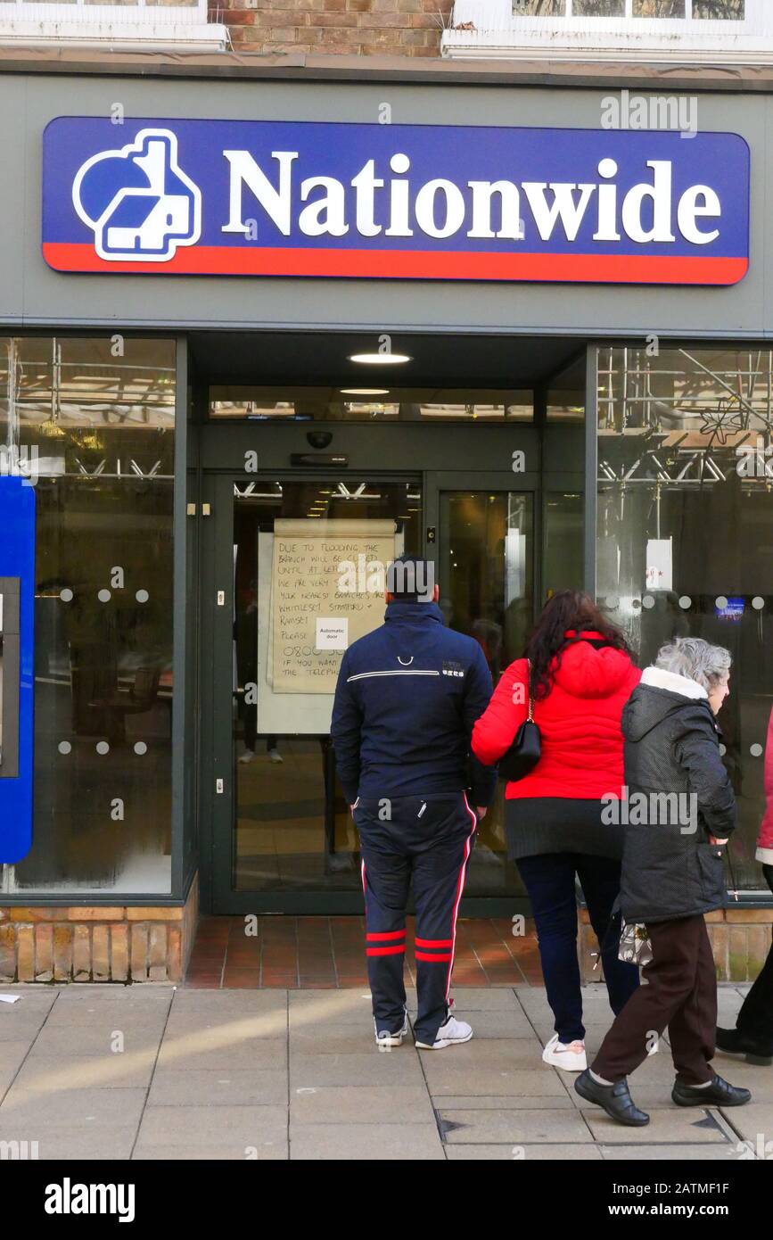 La succursale de la Nationwide Building Society du centre-ville de Peterborough est fermée en raison d'inondations. Cela a été causé par l'eau d'un plat au-dessus, alors qu'un jet d'eau principal a inondé la route principale à travers le centre de Peterborough. La route sera fermée pendant des heures tandis que l'eau d'Anglian contient l'inondation qui a vu des milliers de gallons d'eau enfouer la route. La congestion de la circulation autour de la région était énorme car les gens n'ont pas pu aller au travail ce matin. Société de construction nationale, Peterborough, Cambridgeshire, Royaume-Uni, le 3 février 2020. Banque D'Images