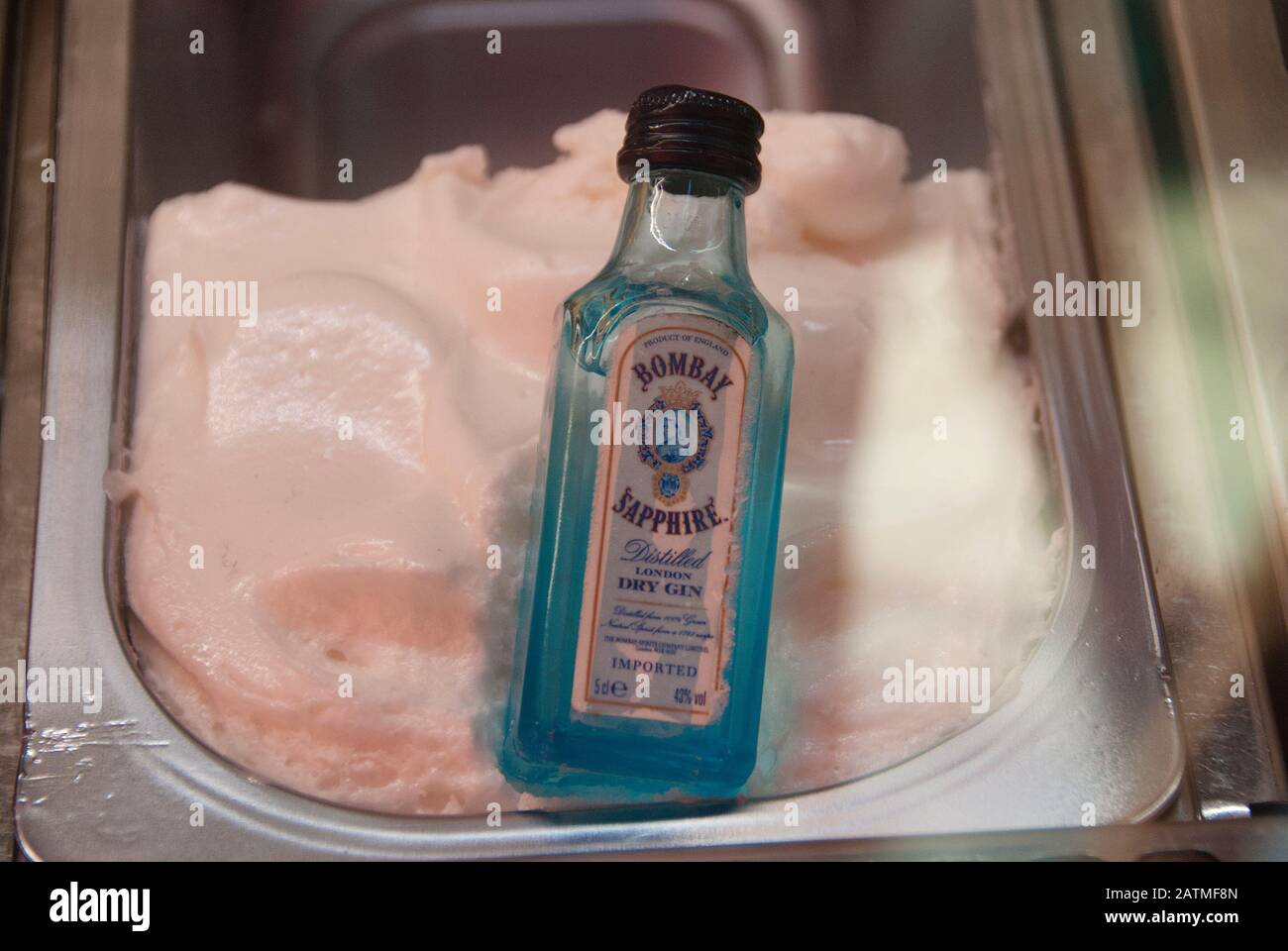 Bouteille miniature Bombay Sapphire avec glace Banque D'Images
