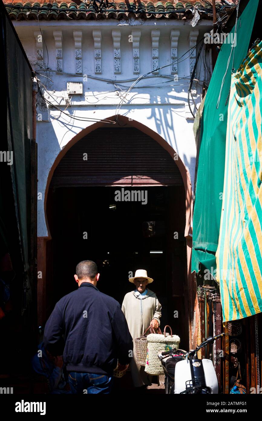 Les gens traversent une zone de marché dans la médina de Marrakech, Maroc Banque D'Images
