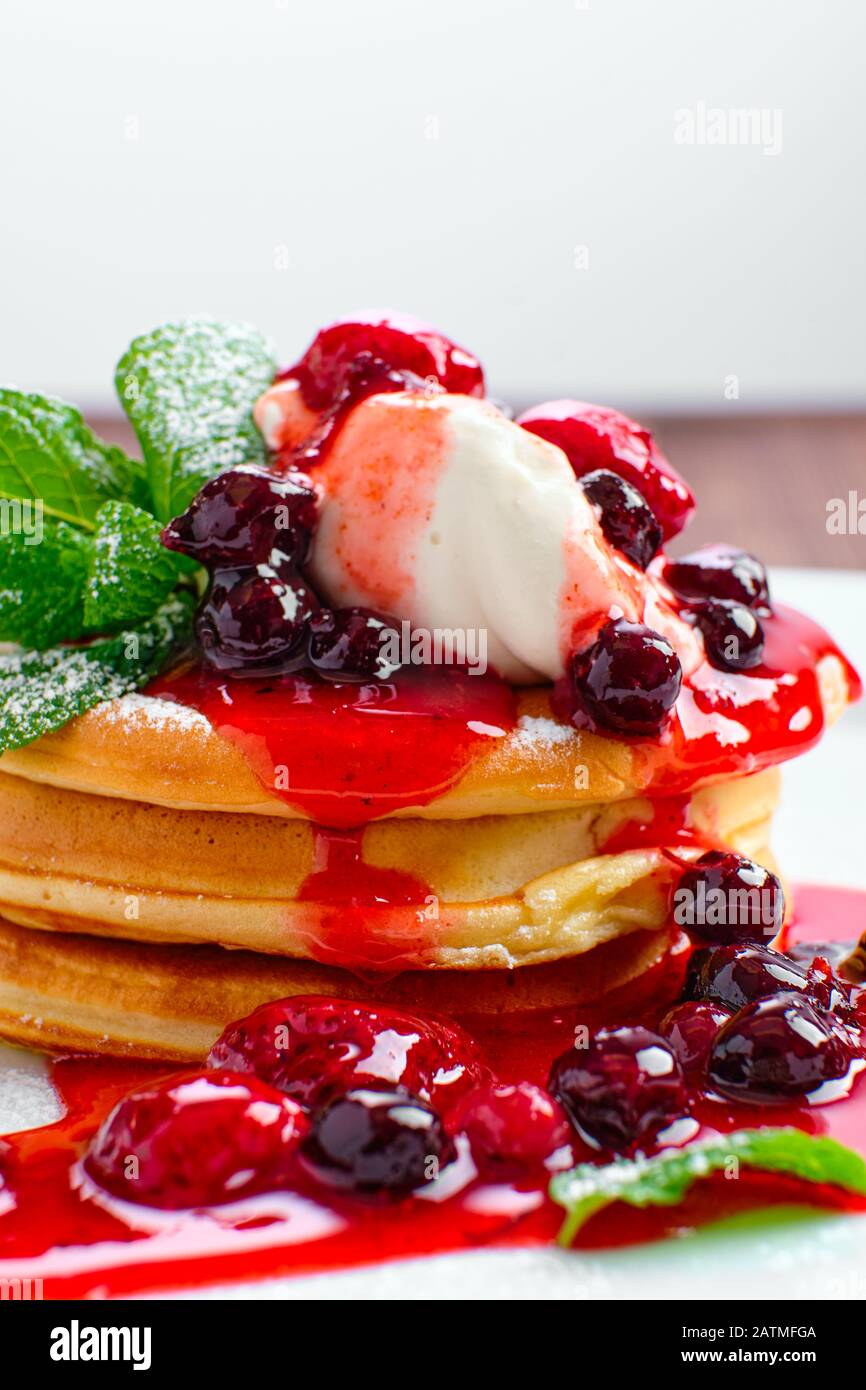 Macro photo de crêpes avec fraise et confiture de cassis Banque D'Images