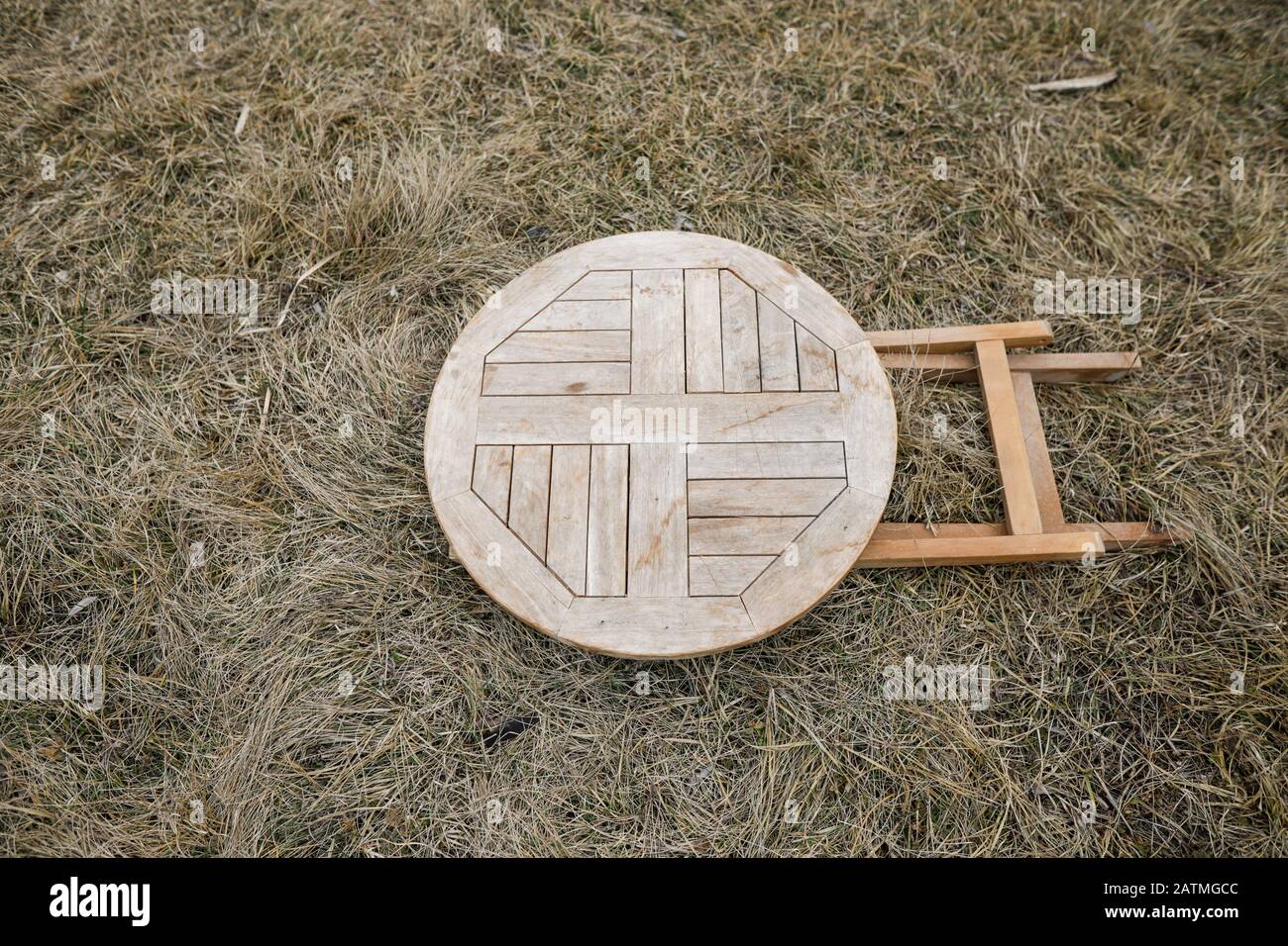 Table pliable en bois sur l'herbe sèche. Banque D'Images