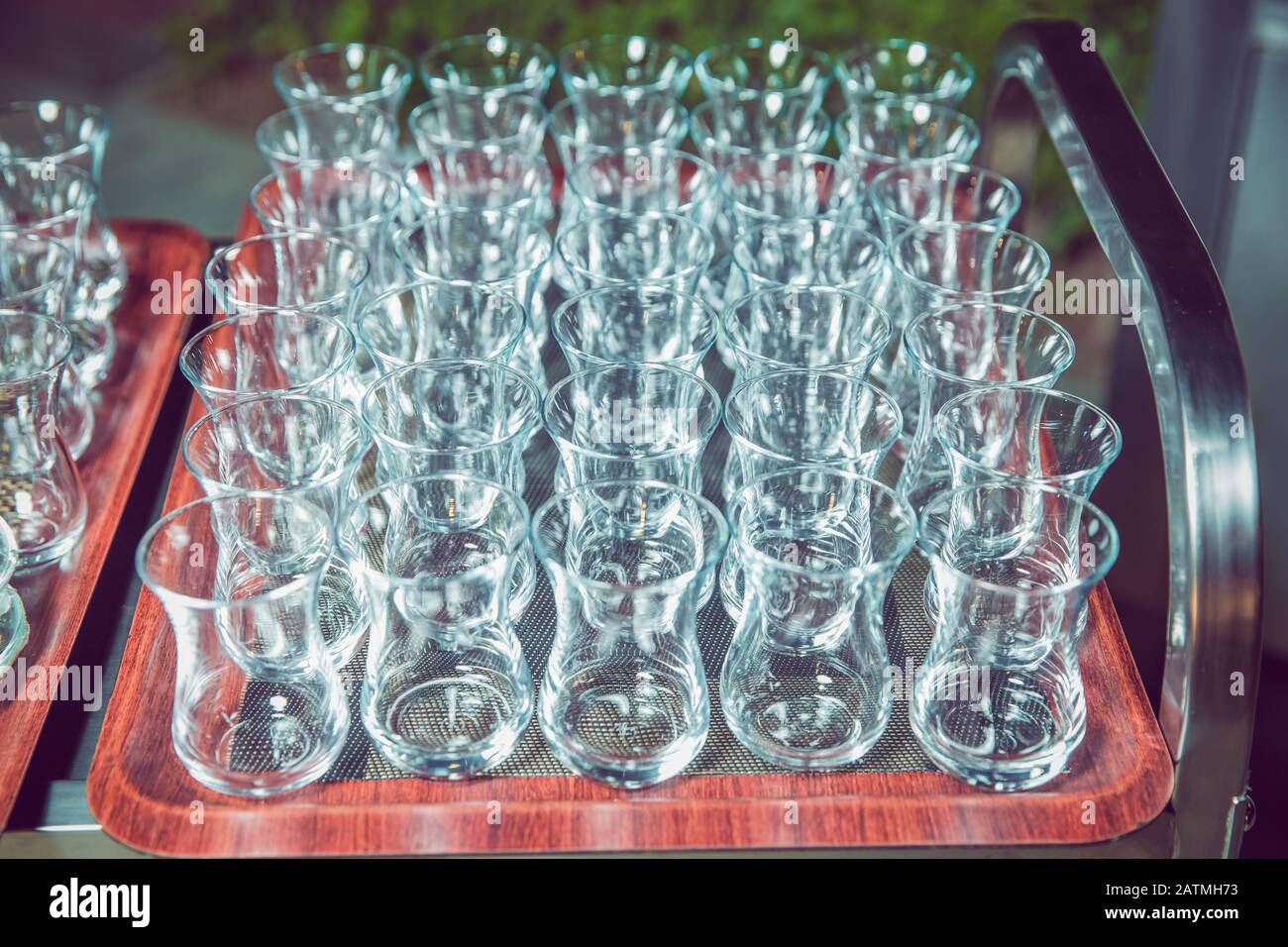 Thé dans un verre armudu . thé armudu sur plateau . Thé dans un verre de poires à l'intérieur de la dosette . Banque D'Images