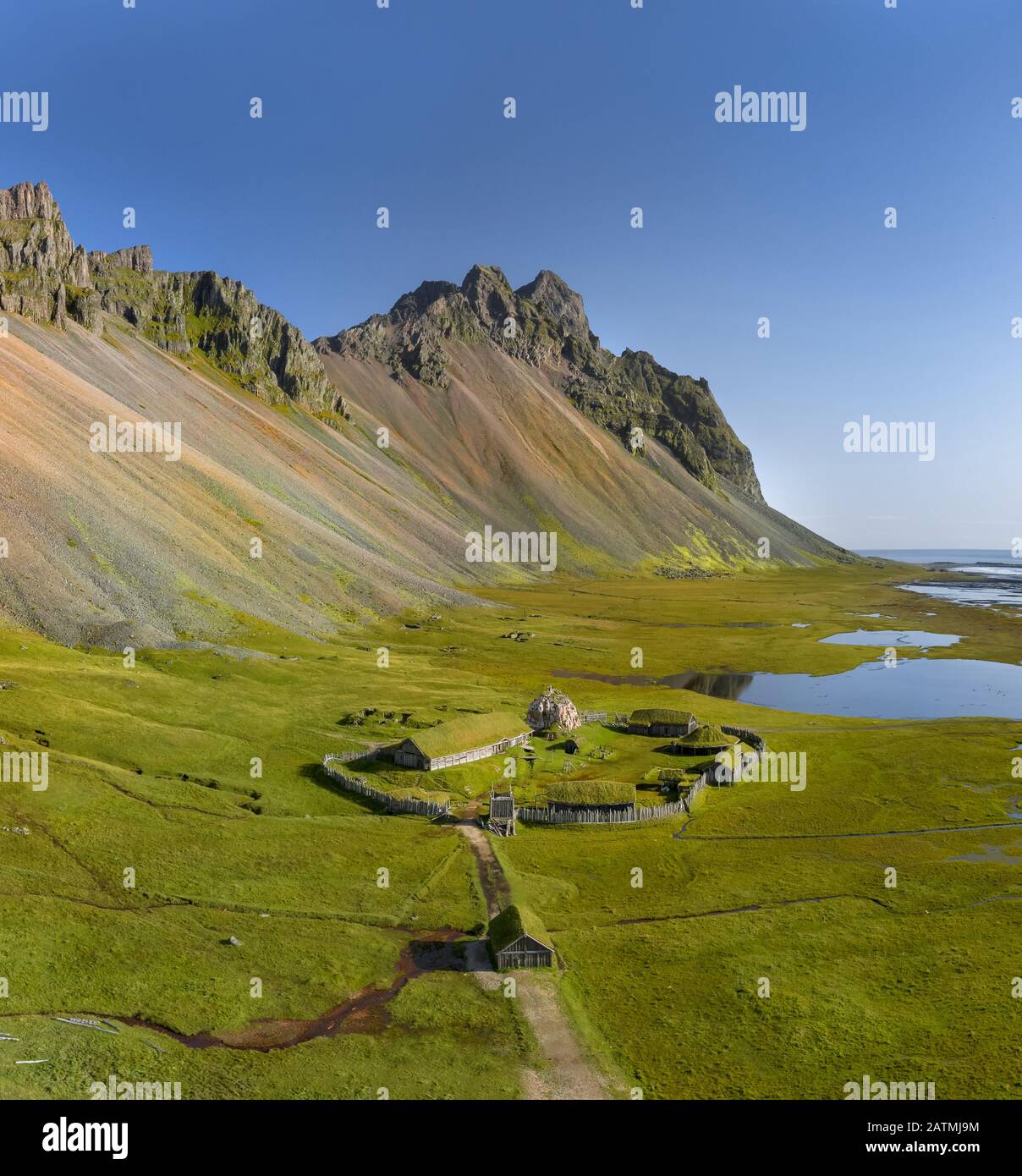 Paysage aérien islandais avec un village viking à Stokksnes. Panorama de la montagne de Vestrahorn par une journée ensoleillée. Banque D'Images
