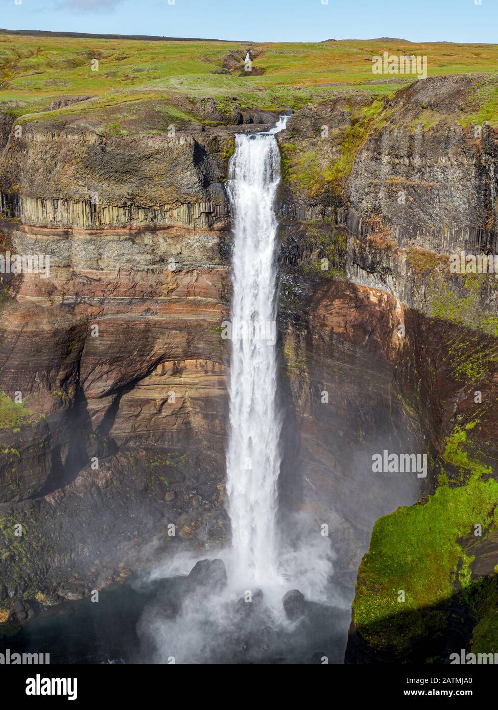 Vue sur le paysage de la chute d'eau Haifoss en Islande. Contexte du concept nature et aventure. Banque D'Images