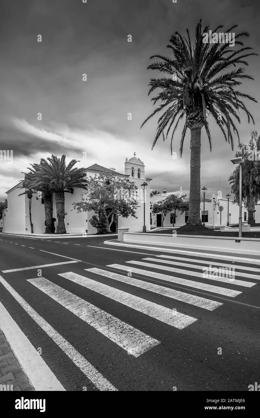 Vue en noir et blanc de l'église paroissiale De Notre-Dame de Los Remedios sur la place du même nom, Yaiza, Lanzarote, îles Canaries, Espagne Banque D'Images