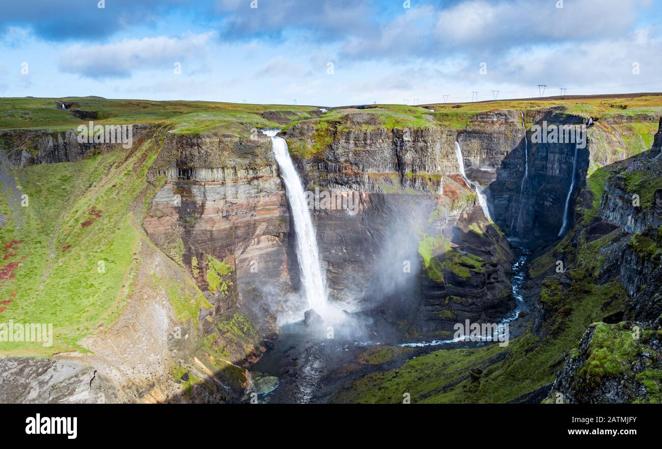 Vue sur le paysage de la chute d'eau Haifoss en Islande. Contexte du concept nature et aventure. Banque D'Images