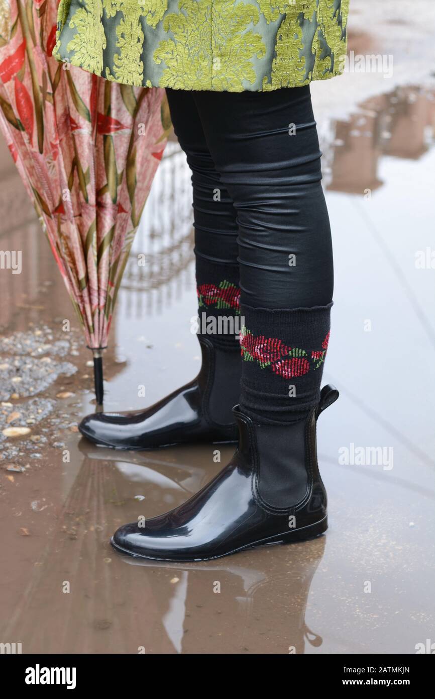 Chaussures D'Automne. Femme avec bottes noires brillantes étanches. Mise au  point sélective Photo Stock - Alamy