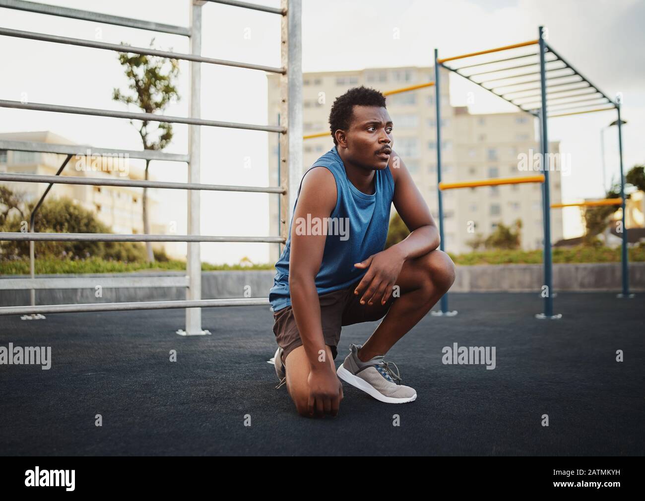 Portrait de jeune homme sportif africain américain se détendre à l'extérieur après une séance d'entraînement dans le parc de salle de sport public Banque D'Images
