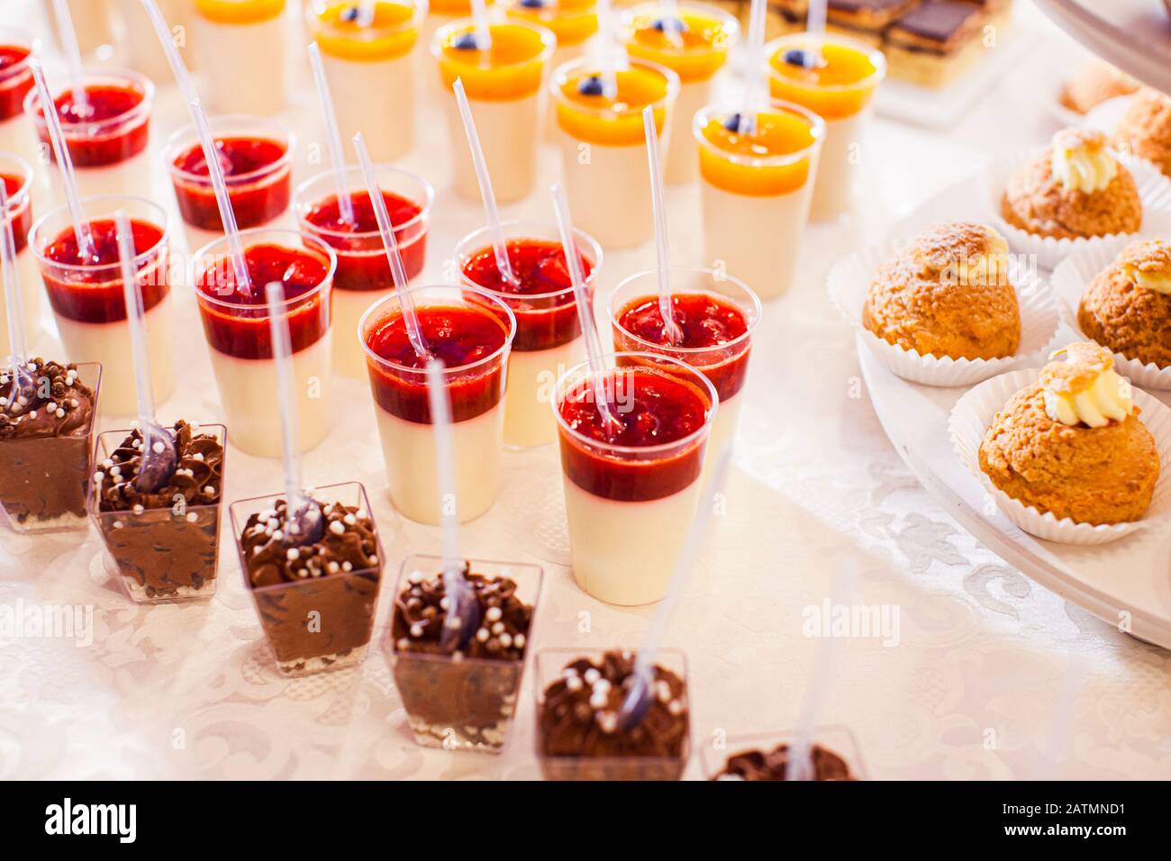 Variété de délicieux desserts avec fruits sur un buffet sucré Photo Stock -  Alamy
