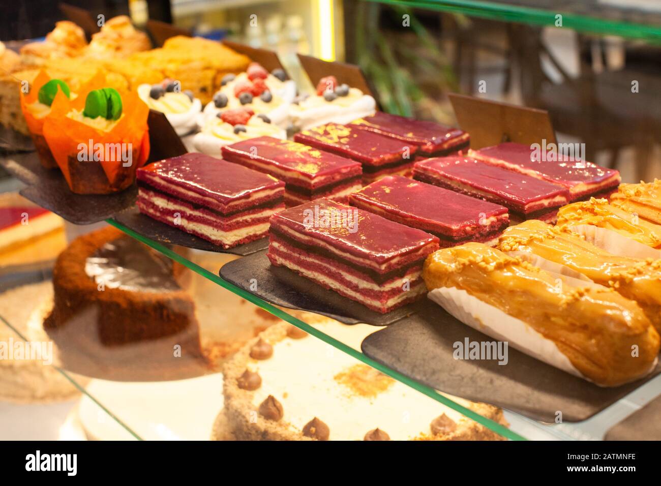 Différents types de pièces de gâteaux dans la pâtisserie Banque D'Images