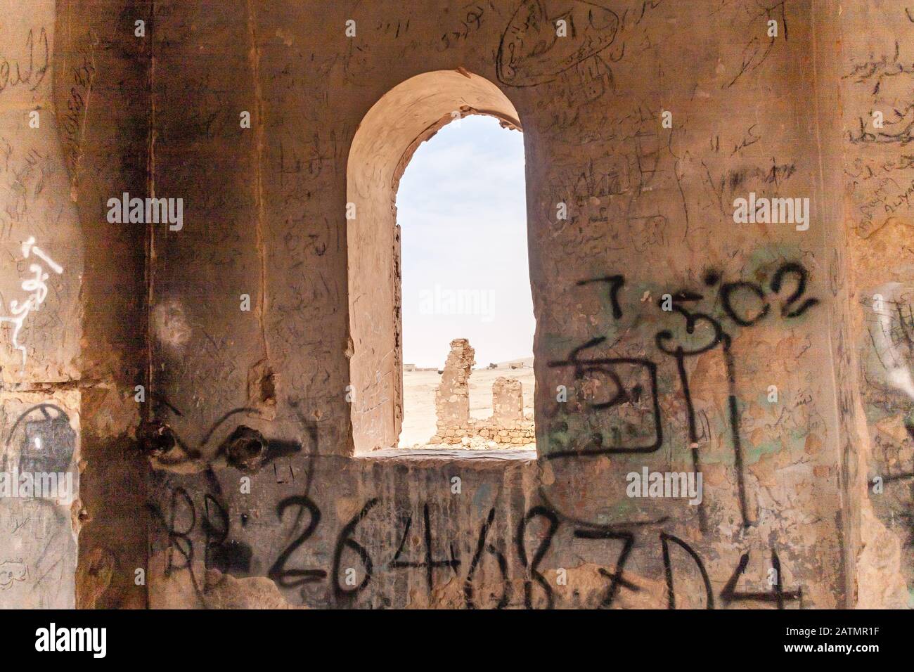 Graffitis dans la station de collecte et de traitement des eaux de surface abandonnée et délabrée, Khafs Daghrah, Arabie Saoudite Banque D'Images