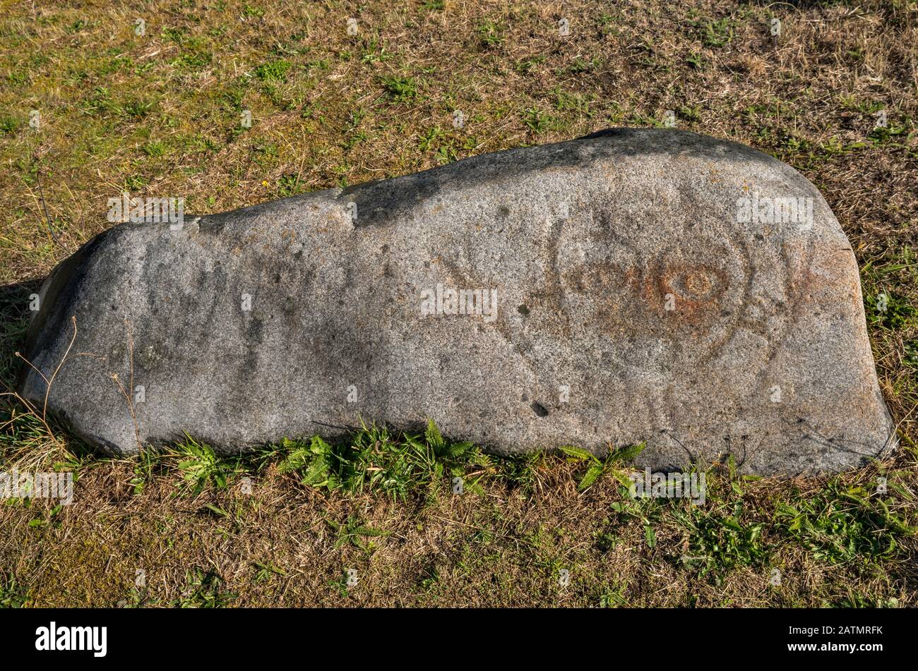 Des pétroglyphes anciens sont affichés à l'extérieur du Centre culturel Nuyumbalees, dans le village de Cape Mudge, sur l'île Quadra, en Colombie-Britannique, au Canada Banque D'Images