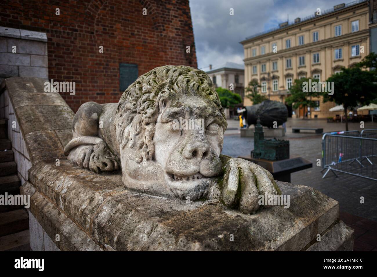 Sculpture en pierre du Lion gardien au fond de la tour de l'Hôtel de ville de Cracovie, Pologne, sculptée au début du XIXe siècle. Banque D'Images