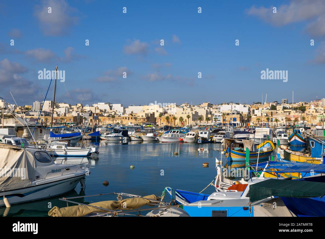 Bateaux dans un port du village de pêcheurs de Marsaxlokk à Malte Banque D'Images