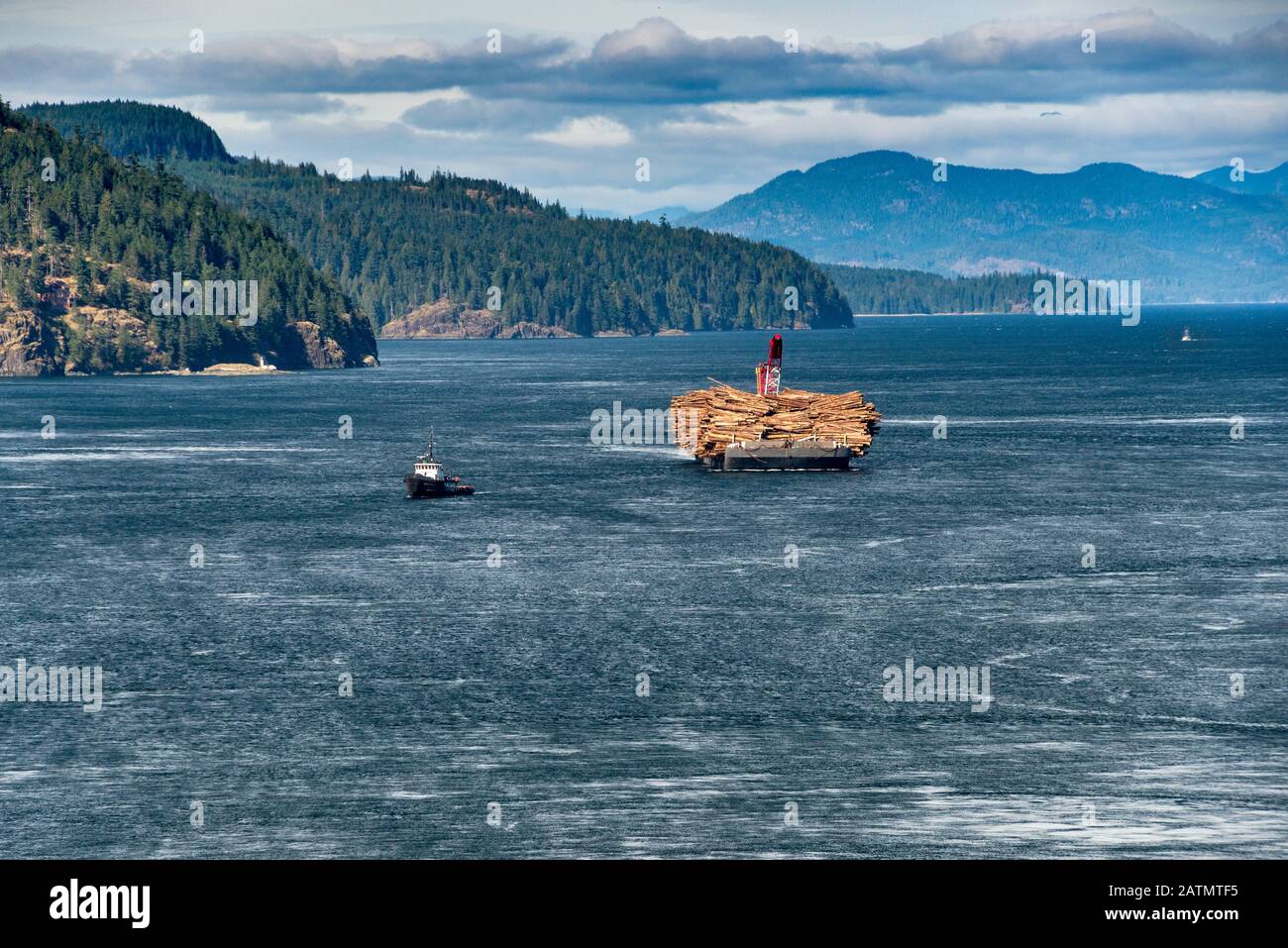 ITB Barge de la mer de Beaufort, chargée de bois, à Discovery passage, île de Vancouver, dans le dist, de Maud Est. Près de l'île Quadra, Colombie-Britannique, Canada Banque D'Images