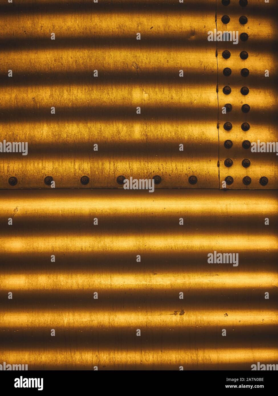 Fermeture en fer ondulé doré et rayé Banque D'Images