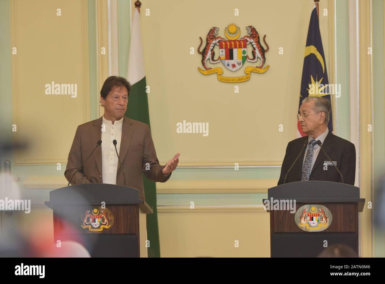 Putrajaya, Malaisie. 4 février 2020. Le Premier ministre pakistanais Imran Khan (L) et le Premier ministre malaisien Mahathir Mohamad assistent à une conférence de presse conjointe à Putrajaya, en Malaisie, le 4 février 2020. Le Premier ministre malais Mahathir Mohamad et le Premier ministre pakistanais Imran Khan se sont engagés mardi à approfondir la coopération bilatérale sur une série de questions, dans le cadre de la visite de travail de ce dernier en Malaisie. Crédit: Chong Voon Chung/Xinhua/Alay Live News Banque D'Images