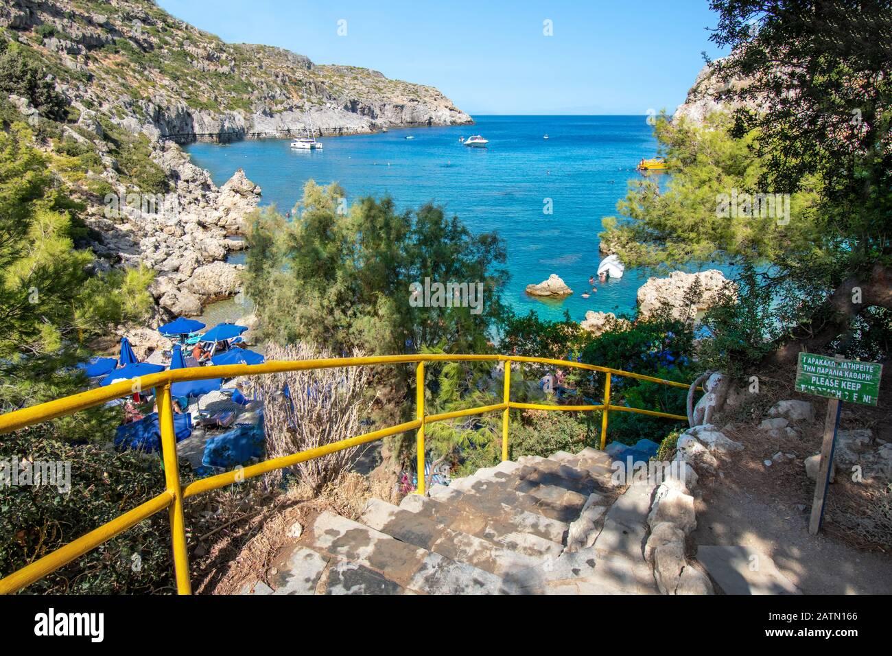 Escalier en béton avec rails pour la petite plage dans la baie Anthony Quinn (Rhodes, Grèce) Banque D'Images