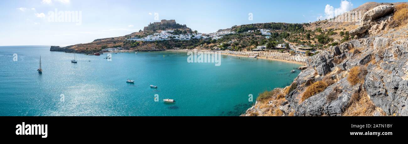Baie Lindos avec célèbre plage et village de Lindos et Acropole en arrière-plan - panoramique (Rhodes, Grèce) Banque D'Images