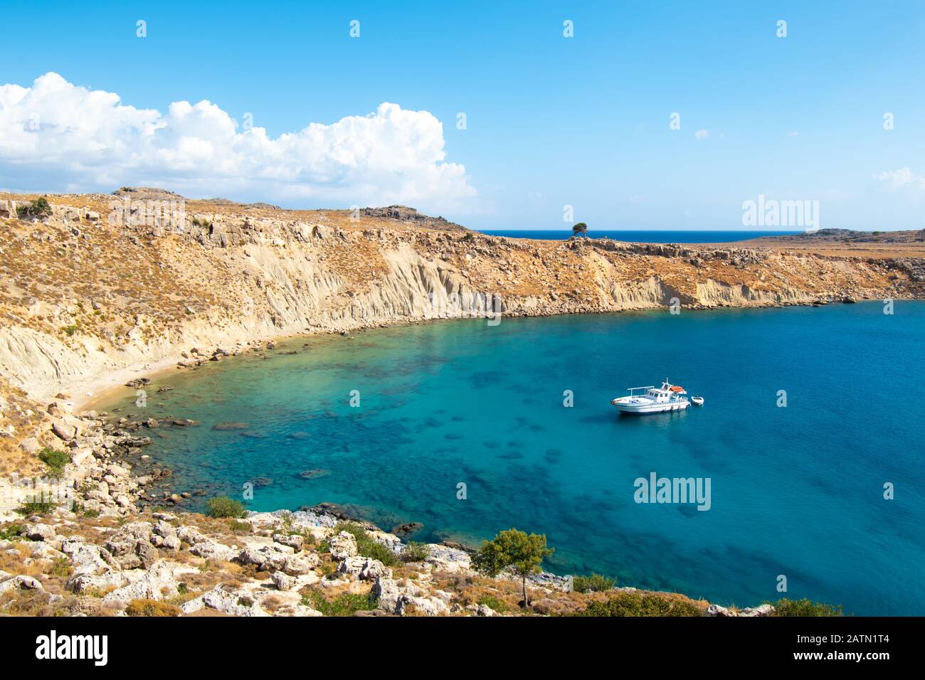 Seul bateau ancré dans une petite baie rocheuse près de Lindos (Rhodes, Grèce) Banque D'Images