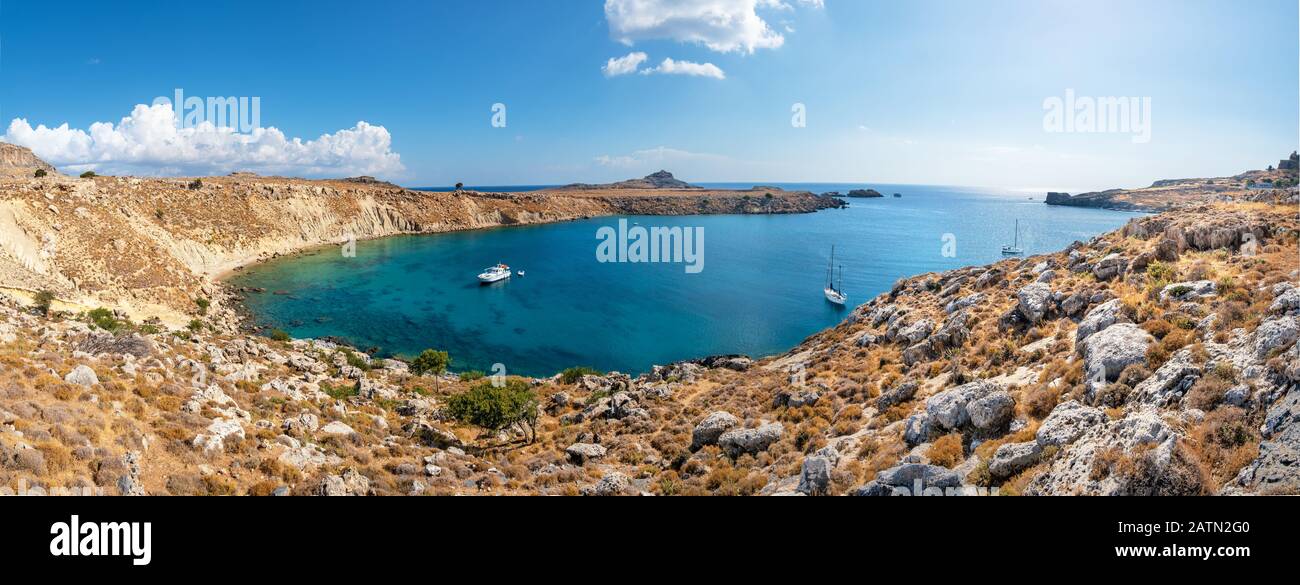 Bateaux ancrés dans une petite baie rocheuse près de Lindos – panoramique (Rhodes, Grèce) Banque D'Images