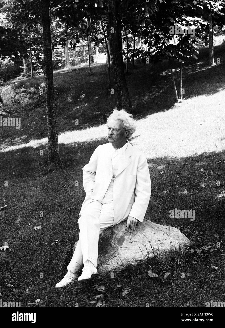 Photo de portrait vintage de l'écrivain et humoriste américain Samuel Langhorne Clemens (1835 – 1910), mieux connu par son nom de plume de Mark Twain. Photo vers 1907 par Underwood & Underwood. Banque D'Images