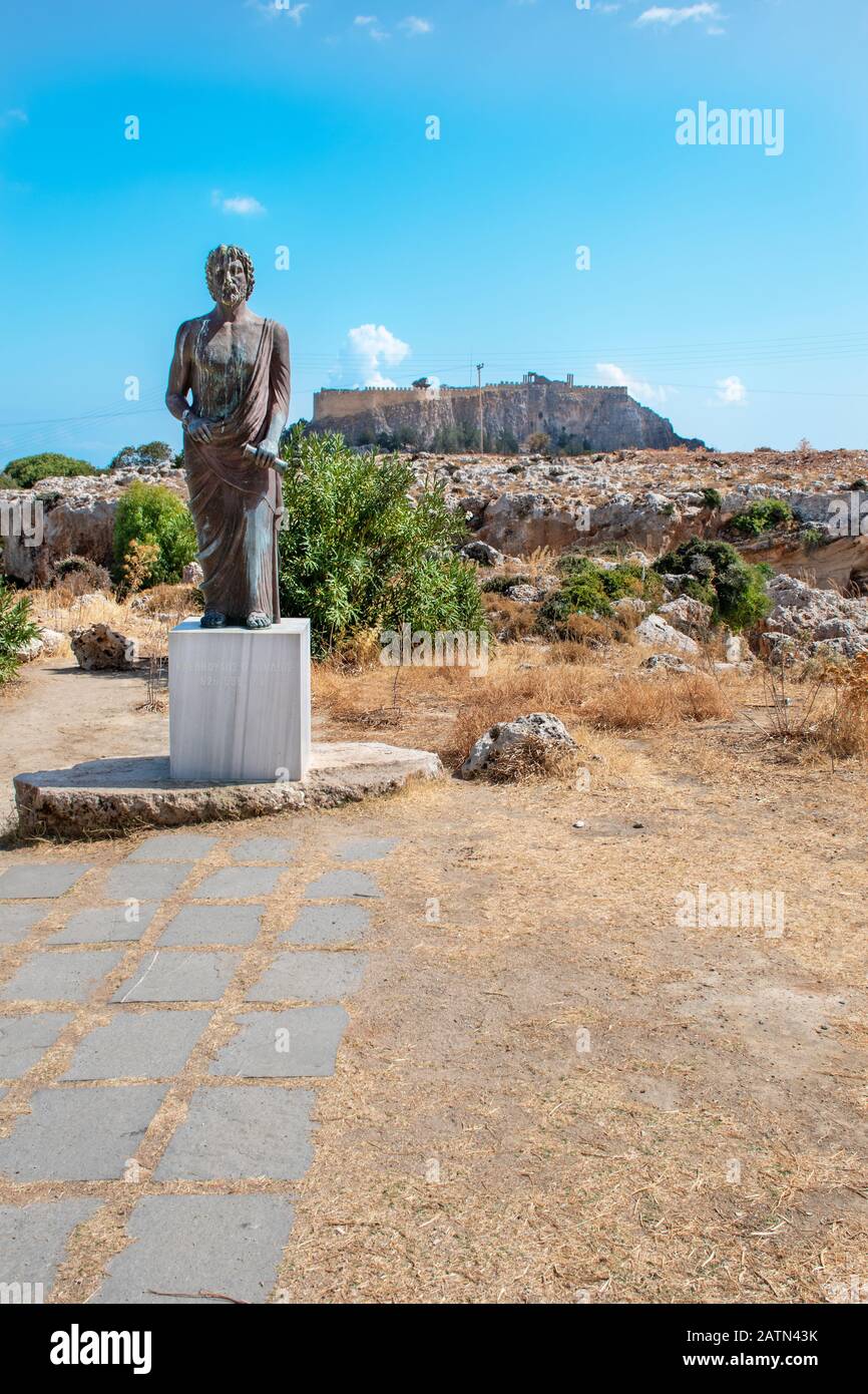 Satue de Cleobulus, Acropole de Lindos en arrière-plan (Rhodes, Grèce) Banque D'Images