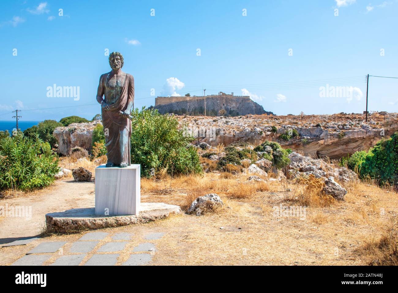 Satue de Cleobulus, Acropole de Lindos en arrière-plan (Rhodes, Grèce) Banque D'Images
