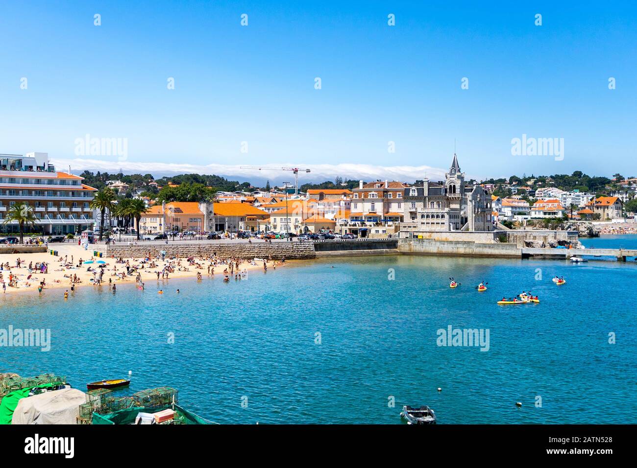 Vue aérienne sur une plage de la ville de Cascais, près de Lisbonne, Portugal. Station balnéaire avec plage, port et vue panoramique sur la côte. Banque D'Images