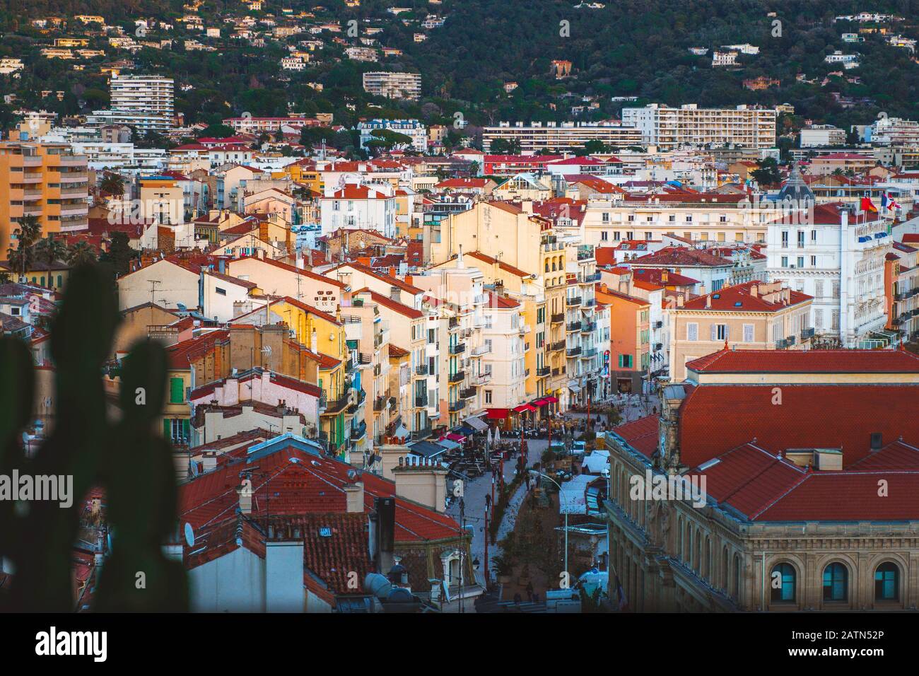 Cannes, France. Vue panoramique sur l'architecture et les bâtiments colorés de la vieille ville. Côte d'Azur ou Côte d'Azur en France. Banque D'Images
