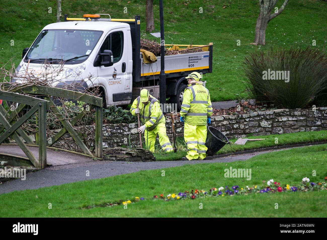 Cormac l'entretien du terrain de compensation des travailleurs le ruisseau qui coule à travers Trenance Gardens à Newquay en Cornouailles. Banque D'Images