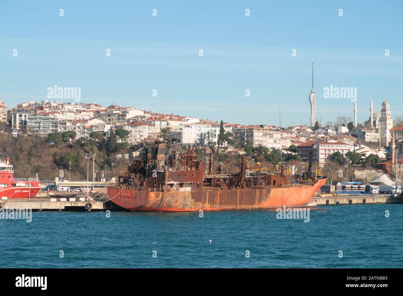 Istanbul, Turquie - 11 Janvier 2020: Naufrage Brûlé. Vue sur un navire brûlé dans la mer ouverte du port d'Istanbul après le sauvetage. Istanbul, Turquie Banque D'Images