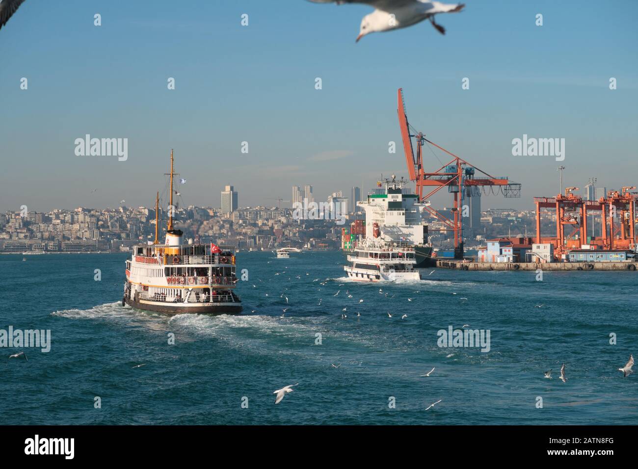 Istanbul, Turquie - 11 Janvier 2020: Ferry Boat Sur Le Bosphore , Istanbul, Turquie. Banque D'Images