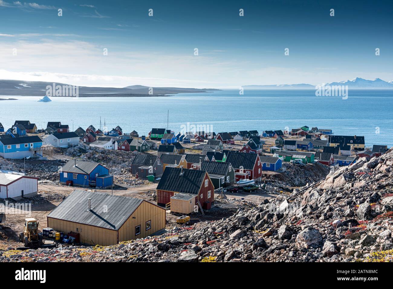 Maisons colorées du village d'Ittoqqortoormiit, Scoresbysund, est du Groenland Banque D'Images