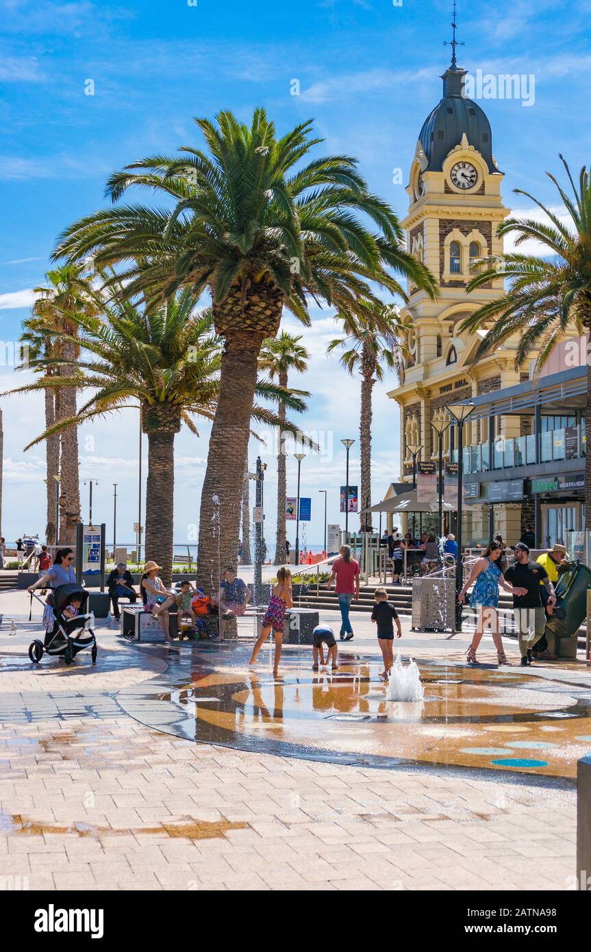 Glenelg, Australie - 13 novembre 2017 : place Moseley avec personnes et enfants le jour ensoleillé Banque D'Images