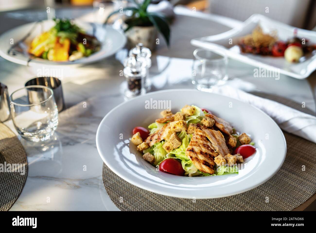 Une délicieuse salade de poulet grillé ou grillé est servie dans un restaurant ou un hôtel élégant Banque D'Images