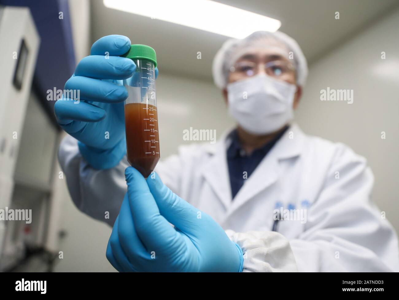 Beijing, Ltd. Montre l'expérience visant à développer un vaccin contre l'ARNm ciblant le nouveau coronavirus dans l'est de la Chine Shanghai. 29 janvier 2020. Un chercheur de Stermirna Therapeutics Co., Ltd. Montre l'expérience de développer un vaccin contre l'ARNm ciblant le nouveau coronavirus dans l'est de la Chine Shanghai, le 29 janvier 2020. Crédit: Ding Ting/Xinhua/Alay Live News Banque D'Images