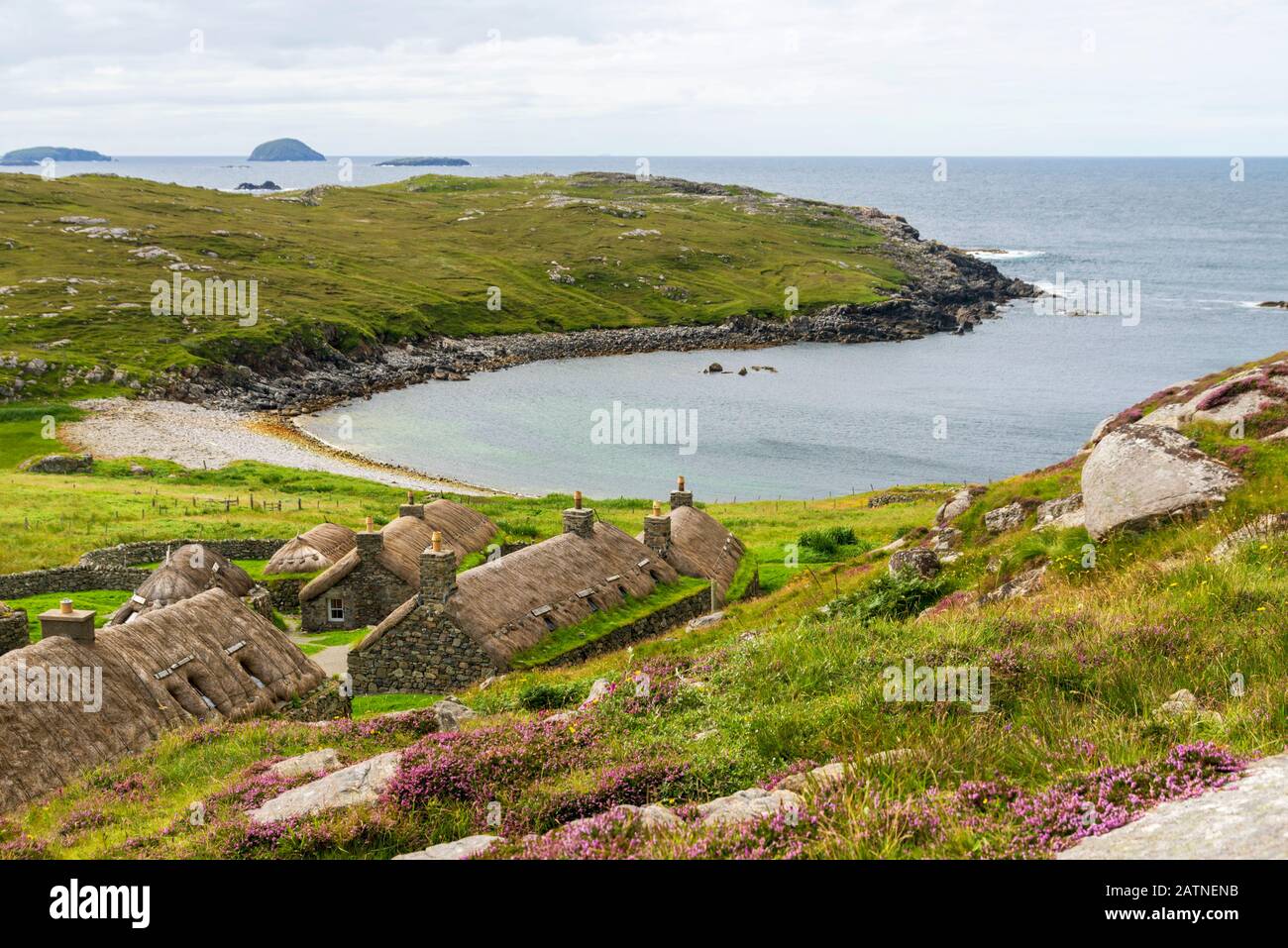 Village de la maison noire de Gearrannan - maisons de croft traditionnelle de Hebridée sur l'île de Lewis dans les Hébrides extérieures Banque D'Images