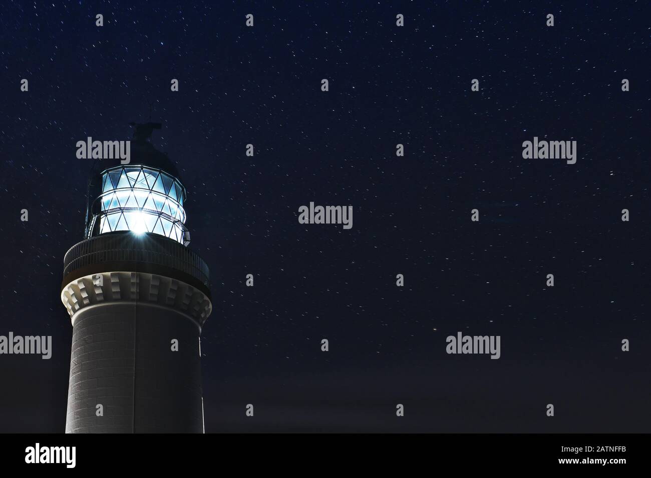 Phare De Noss Head, Près De Wick, Au Nord-Est De L'Écosse. Les étoiles brillent un après-midi et un soir tandis que le phare brille Banque D'Images