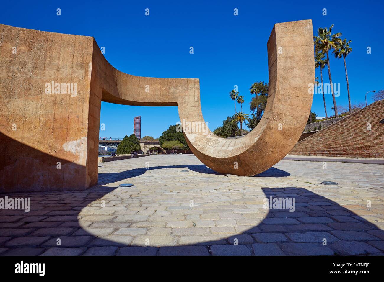 Monument à la sculpture de la Tolerancia sur le bord de la rivière Guadalquivir à Séville, artiste Eduardo Chilida Banque D'Images