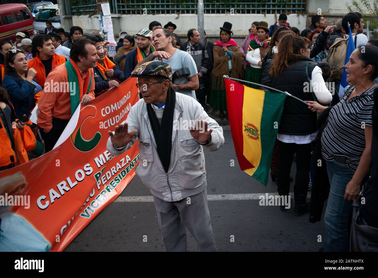 La Paz, Bolivie. 3 février 2020. Un vieil homme se tient devant la Cour électorale suprême entre les partisans de deux candidats opposés à la présidence en Bolivie. Les événements autour de la démission d'Evo Morales en novembre 2019 ont conduit à une forte polarisation de la société bolivienne. Radoslaw Czajkowski/ Alay Live News Banque D'Images