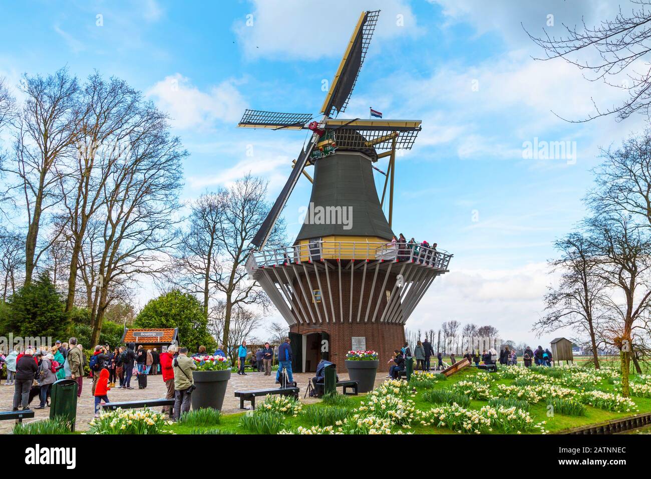 Lisse, Pays-Bas - 4 avril 2016 : Moulin à vent et gens autour dans la destination populaire de Hollande Banque D'Images